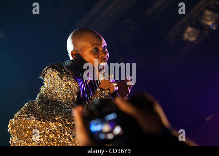 Englische rock-Band Skunk Anansie (oder SA) in Moskau. Im Bild: Haut (Deborah Dyer), Sänger der Band. Stockfoto