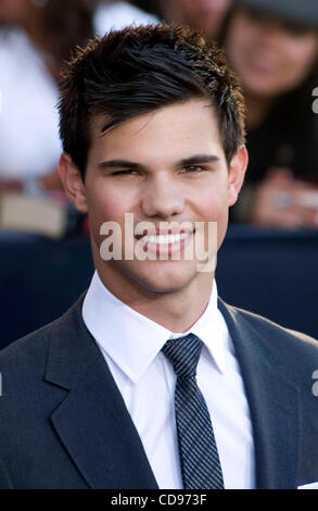 24. Juni 2010 - Los Angeles, Kalifornien, US - Schauspieler TAYLOR LAUTNER kommt bei der Premiere von der "Twilight Saga: Eclipse" im Nokia Theatre L.A. Live am Donnerstag statt. (Bild Kredit: Leopoldo Pena/ZUMApress.com ©) Stockfoto