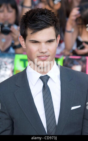 24. Juni 2010 - Los Angeles, Kalifornien, US - Schauspieler TAYLOR LAUTNER kommt bei der Premiere von der "Twilight Saga: Eclipse" im Nokia Theatre L.A. Live am Donnerstag statt. (Bild Kredit: Leopoldo Pena/ZUMApress.com ©) Stockfoto