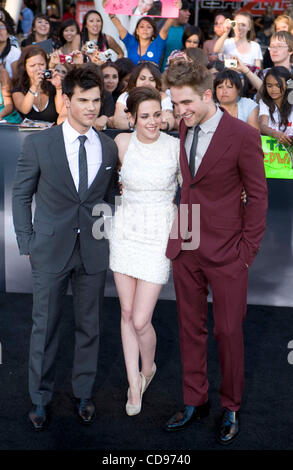 24. Juni 2010 - Los Angeles, Kalifornien, US - Schauspieler ROBERT PATTINSON, KRISTEN STEWART und TAYLOR LAUTNER kommen bei der Premiere der "Twilight Saga: Eclipse" im Nokia Theatre L.A. Live am Donnerstag statt. (Bild Kredit: Leopoldo Pena/ZUMApress.com ©) Stockfoto