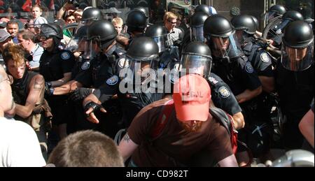 25. Juni 2010 clash - Toronto, Ontario, Kanada - Demonstranten und Polizei. Polizeipräsenz ist hoch, da rund 2000 Demonstranten aus den verschiedenen Lobbyisten-Gruppen in den Straßen während der G20, G8-Gipfel in der Innenstadt von Toronto marschieren.  (Kredit-Bild: © Kamal Sellehuddin/ZUMApress.com) Stockfoto