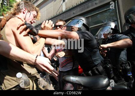 25. Juni 2010 clash - Toronto, Ontario, Kanada - Demonstranten und Polizei. Polizeipräsenz ist hoch, da rund 2000 Demonstranten aus den verschiedenen Lobbyisten-Gruppen in den Straßen während der G20, G8-Gipfel in der Innenstadt von Toronto marschieren.  (Kredit-Bild: © Kamal Sellehuddin/ZUMApress.com) Stockfoto