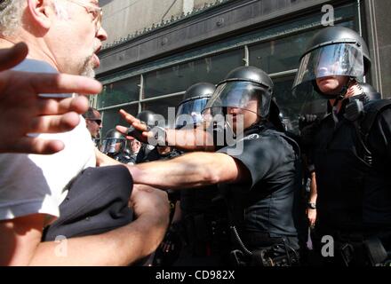 25. Juni 2010 clash - Toronto, Ontario, Kanada - Demonstranten und Polizei. Polizeipräsenz ist hoch, da rund 2000 Demonstranten aus den verschiedenen Lobbyisten-Gruppen in den Straßen während der G20, G8-Gipfel in der Innenstadt von Toronto marschieren.  (Kredit-Bild: © Kamal Sellehuddin/ZUMApress.com) Stockfoto