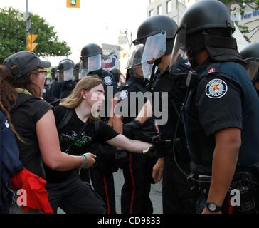 25. Juni 2010 clash - Toronto, Ontario, Kanada - Demonstranten und Polizei. Polizeipräsenz ist hoch, da rund 2000 Demonstranten aus den verschiedenen Lobbyisten-Gruppen in den Straßen während der G20, G8-Gipfel in der Innenstadt von Toronto marschieren.  (Kredit-Bild: © Kamal Sellehuddin/ZUMApress.com) Stockfoto