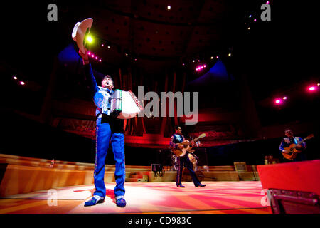 25. Juni 2010 - Stil Los Angels, California, USA Los Tigres del Norte, eine mexikanische Band 'Norteño' Musik erklingt in Walt Disney Concert Hall. (Kredit Bild © Alex Pitt/Zuma Press) Stockfoto