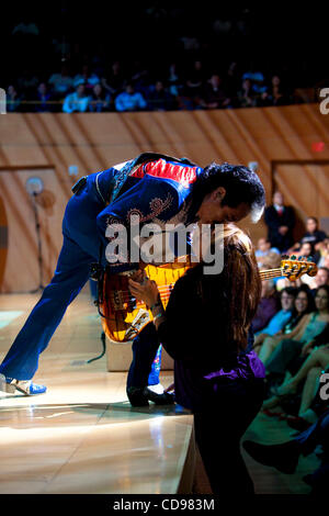 25. Juni 2010 - Stil Los Angels, California, USA Los Tigres del Norte, eine mexikanische Band 'Norteño' Musik erklingt in Walt Disney Concert Hall. (Kredit Bild © Alex Pitt/Zuma Press) Stockfoto