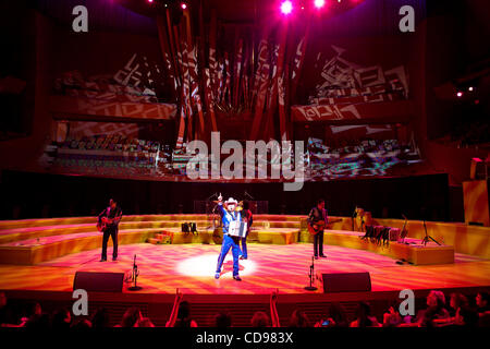 25. Juni 2010 - Stil Los Angels, California, USA Los Tigres del Norte, eine mexikanische Band 'Norteño' Musik erklingt in Walt Disney Concert Hall. (Kredit Bild © Alex Pitt/Zuma Press) Stockfoto