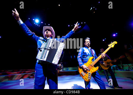 25. Juni 2010 - Stil Los Angels, California, USA Los Tigres del Norte, eine mexikanische Band 'Norteño' Musik erklingt in Walt Disney Concert Hall. (Kredit Bild © Alex Pitt/Zuma Press) Stockfoto