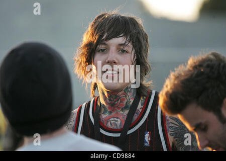 Britische Metal-Band BRING ME THE HORIZON Sänger OLIVER SYKES trifft sich mit Fans hinter den Kulissen.  Warped Tour 2010 startete seine erste 40 Stationen in den USA und Kanada in Carson, Kalifornien Juni 25.  Tausende von Menschen besucht, gerade für den größten Teil des Tages auf zehn Bühnen spielen Bands. Stockfoto