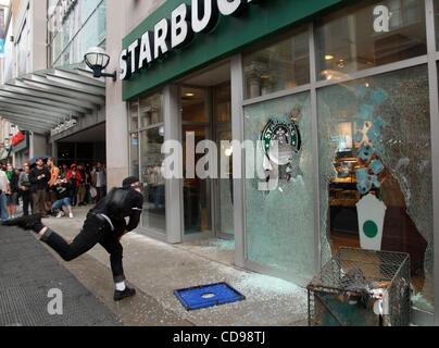 26. Juni 2010 - Toronto, Ontario, Kanada - ein Anarchist zerschlägt die Fenster von Starbucks. Chaos brach Innenstadt durch den G8- und G20-Gipfeln. Der G20-Gipfel findet vom 26.-27. Juni statt. Demonstranten strömten auf die Straßen und Polizei Präsenz erhöht über das Wochenende. (Kredit-Bild: © Kamal Selle Stockfoto