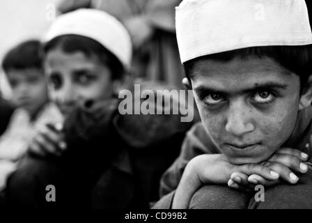 Afghanische jungen hören ältesten und Afghan National Army Soldaten zu sprechen, während ein Asura oder Sitzung, in der Nähe von Margah. Stockfoto