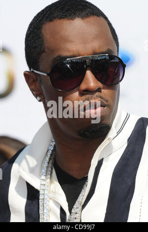 27. Juni 2010 kommt - Los Angeles, Kalifornien, USA - SEAN COMBS, aka, "P. DIDDY" auf dem roten Teppich für den 10. Jahrestag BET Awards 2010 im Shrine Auditorium statt. (Kredit-Bild: © Mark Samala/ZUMApress.com) Stockfoto