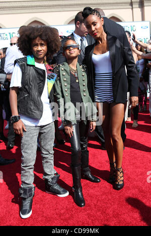 27. Juni 2010 - Los Angeles, Kalifornien, USA - JAYDEN SMITH, WILLOW SMITH und Mutter, kommt JADA PINKETT SMITH auf dem roten Teppich für den 10. Jahrestag BET Awards 2010 im Shrine Auditorium statt. (Kredit-Bild: © Mark Samala/ZUMApress.com) Stockfoto