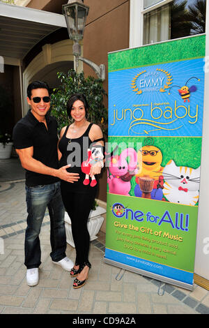 27. Juni 2010 - Beverly Hills, Kalifornien, USA - MARIO LOPEZ und werdende Freundin COURTNEY MAZZA feiern den Start von ChildrenÃ•s Entertainment Marke Juno Baby '' One For All"Bus-Tour in Los Angeles (Credit-Bild: © Lisa Rose/ZUMApress.com) Stockfoto