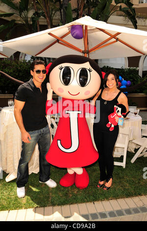 27. Juni 2010 - Beverly Hills, Kalifornien, USA - MARIO LOPEZ und werdende Freundin COURTNEY MAZZA feiern den Start von ChildrenÃ•s Entertainment Marke Juno Baby '' One For All"Bus-Tour in Los Angeles (Credit-Bild: © Lisa Rose/ZUMApress.com) Stockfoto