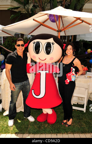 27. Juni 2010 - Beverly Hills, Kalifornien, USA - MARIO LOPEZ und werdende Freundin COURTNEY MAZZA feiern den Start von ChildrenÃ•s Entertainment Marke Juno Baby '' One For All"Bus-Tour in Los Angeles (Credit-Bild: © Lisa Rose/ZUMApress.com) Stockfoto