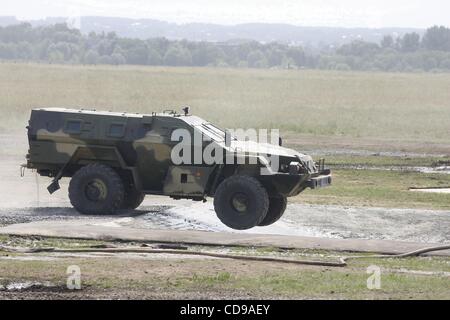 28. Juni 2010 - Zhukovskij, Russland - Salon von Waffen und militärischem Gerät "MVSV 2010" ist die zentrale Ausstellung Militärprodukte statt in der Russischen Föderation. Salon von Waffen und militärischer Ausrüstung wird vom 30 Juni bis 4. Juli 2010 in Schukowski, Moskau Region stattfinden. Russische Armee KAMAZ 43269 Stockfoto