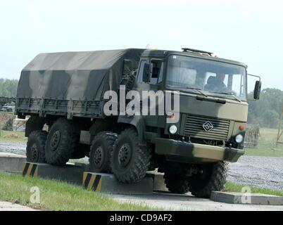 28. Juni 2010 - Zhukovskij, Russland - Salon von Waffen und militärischem Gerät "MVSV 2010" ist die zentrale Ausstellung Militärprodukte statt in der Russischen Föderation. Salon von Waffen und militärischer Ausrüstung wird vom 30 Juni bis 4. Juli 2010 in Schukowski, Moskau Region stattfinden. Russische Armee LKW URAL 4 Stockfoto