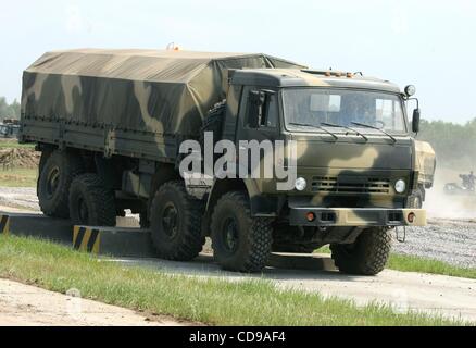 28. Juni 2010 - Zhukovskij, Russland - Salon von Waffen und militärischem Gerät "MVSV 2010" ist die zentrale Ausstellung Militärprodukte statt in der Russischen Föderation. Salon von Waffen und militärischer Ausrüstung wird vom 30 Juni bis 4. Juli 2010 in Schukowski, Moskau Region stattfinden. Russische Armee LKW KAMAZ Stockfoto