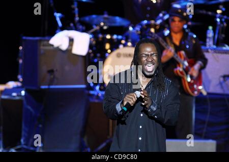 1. Juli 2010 - Moskau, Russland - Earth Wind & Fire Erfahrung die live auf der Bühne. (Kredit-Bild: © PhotoXpress/ZUMApress.com) Stockfoto