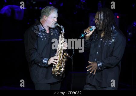 1. Juli 2010 - Moskau, Russland - Earth Wind & Fire Erfahrung die live auf der Bühne. (Kredit-Bild: © PhotoXpress/ZUMApress.com) Stockfoto