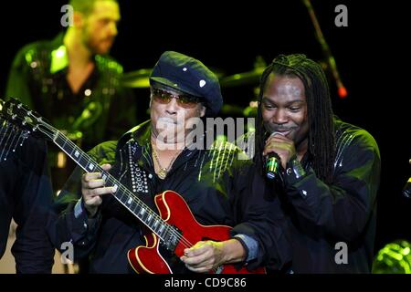 1. Juli 2010 - Moskau, Russland - AL MCKAY (links), mit der Band, Earth Wind & Fire Experience die live auf der Bühne. (Kredit-Bild: © PhotoXpress/ZUMApress.com) Stockfoto