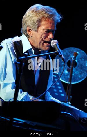 1. Juli 2010 - Moskau, Russland - amerikanischer Sänger BILL CHAMPLIN die live auf der Bühne in der Crocus City Hall. (Kredit-Bild: © PhotoXpress/ZUMApress.com) Stockfoto