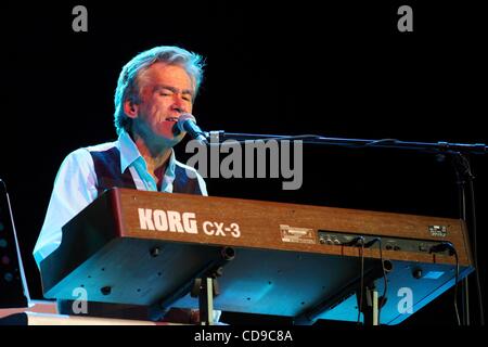 1. Juli 2010 - Moskau, Russland - amerikanischer Sänger BILL CHAMPLIN die live auf der Bühne in der Crocus City Hall. (Kredit-Bild: © PhotoXpress/ZUMApress.com) Stockfoto