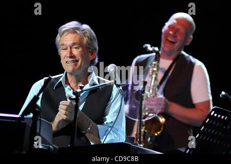 1. Juli 2010 - links Moskau, Russland - amerikanischer Sänger BILL CHAMPLIN, die live auf der Bühne in der Crocus City Hall. (Kredit-Bild: © PhotoXpress/ZUMApress.com) Stockfoto