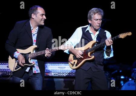 1. Juli 2010 - Moskau, Russland - amerikanischer Sänger BILL CHAMPLIN, richtig, die live auf der Bühne in der Crocus City Hall. (Kredit-Bild: © PhotoXpress/ZUMApress.com) Stockfoto