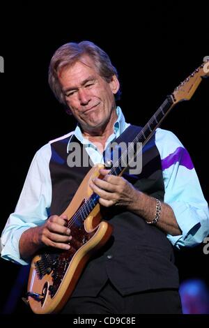 1. Juli 2010 - Moskau, Russland - amerikanischer Sänger BILL CHAMPLIN die live auf der Bühne in der Crocus City Hall. (Kredit-Bild: © PhotoXpress/ZUMApress.com) Stockfoto