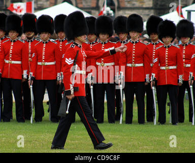 1. Juli 2010 gesammelt - Ottawa, Ontario, Kanada - verändernden Wachablösung durchgeführt durch den Generalgouverneur Fuß Guards.Around 70.000 Menschen anlässlich der Canada Day am Parliament Hill, Ottawa. (Kredit-Bild: © Kamal Sellehuddin/ZUMApress.com) Stockfoto