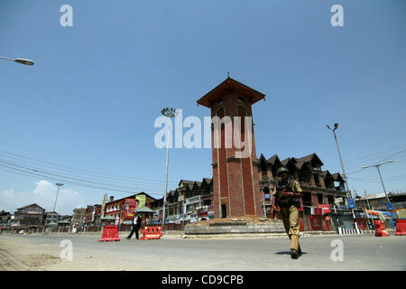 2. Juli 2010 - Srinagar, Kaschmir, Indien - An indischen paramilitärischen Soldat Wache während eine Ausgangssperre in Srinagar, der Sommerhauptstadt des indischen Teil Kaschmirs steht. Die Behörden verlängerte Ausgangssperre Beschränkungen für gesamte Srinagar Stadt und seiner Umgebung nach der HC-Appell an die Menschen zu verbinden die Stockfoto