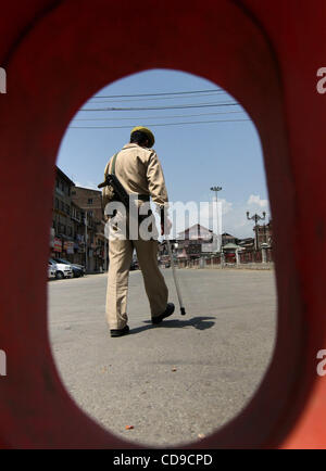 2. Juli 2010 - Srinagar, Kaschmir, Indien - ein indische paramilitärischer Soldaten Wache während eine Ausgangssperre in Srinagar, der Sommerhauptstadt des indischen Teil Kaschmirs. Die Behörden verlängerte Ausgangssperre Beschränkungen für gesamte Srinagar Stadt und seiner Umgebung nach der HC-Appell an die Menschen zu verbinden die Stockfoto