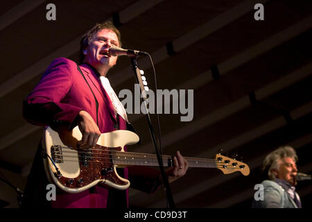 Bassist Paul Martin (links) führt mit Marty Stuart und seine fabelhaften Superlative Band während der Outdoor-Fourth Of July-fest. Martin ist aus Winchester, Kentucky, und hatte mehrere Familienmitglieder anwesend. Stockfoto