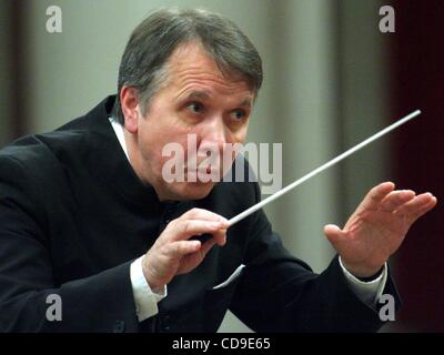 6. Juli 2010 wurde - St. Petersburg, Russische Föderation - Welt berühmten russischen Dirigenten-Pianisten MIKHAIL PLETNEV (abgebildet in St.Petersburg, 12. Dezember 2005) am 6. Juli 2010 in Thailand verhaftet, wo er ein Haus für die angeblich Teilnahme an Kind Prostitutionsring unterhält. (Kredit-Bild: © Pho Stockfoto