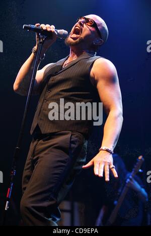 7. Juli 2010 - Moskau, Russland - Lead-Sänger GEOFF TATE der US-amerikanischen progressive-Metal-band Queensryche, die live in Moskau. (Kredit-Bild: © PhotoXpress/ZUMApress.com) Stockfoto