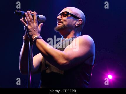 7. Juli 2010 - Moskau, Russland - Lead-Sänger GEOFF TATE der US-amerikanischen progressive-Metal-band Queensryche, die live in Moskau. (Kredit-Bild: © PhotoXpress/ZUMApress.com) Stockfoto