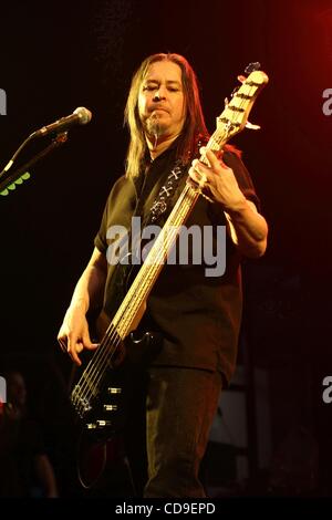 7. Juli 2010 - Moskau, Russland - Bassist der US-amerikanischen progressive-Metal-band Queensryche, die live in Moskau. (Kredit-Bild: © PhotoXpress/ZUMApress.com) Stockfoto