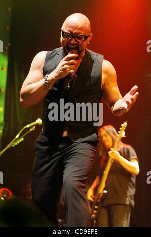 7. Juli 2010 - Moskau, Russland - Lead-Sänger GEOFF TATE der US-amerikanischen progressive-Metal-band Queensryche, die live in Moskau. (Kredit-Bild: © PhotoXpress/ZUMApress.com) Stockfoto