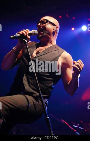 7. Juli 2010 - Moskau, Russland - Lead-Sänger GEOFF TATE der US-amerikanischen progressive-Metal-band Queensryche, die live in Moskau. (Kredit-Bild: © PhotoXpress/ZUMApress.com) Stockfoto