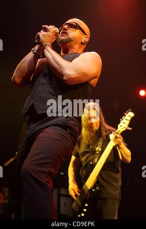 7. Juli 2010 - Moskau, Russland - Lead-Sänger GEOFF TATE der US-amerikanischen progressive-Metal-band Queensryche, die live in Moskau. (Kredit-Bild: © PhotoXpress/ZUMApress.com) Stockfoto