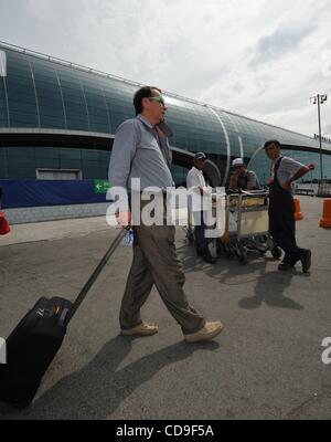 8. Juli 2010 - Moskau, Russland - russischer Dirigent ist Pianisten MIKHAIL PLETNEV nach Moskau zurückgekehrt, nachdem er angeklagt Vergewaltigung ein Teenager in Thailand. Pletnev an Moskau Flughafen Domodedovo ist und sagt, er habe nichts falsch. Nach einer Auflösung, die früher von den thailändischen Gericht, Plet gemacht Stockfoto