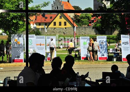 9. Juli 2010 - Visby, Gotland, Schweden - genannt der lokalen Park in Visby Almedalen. Gotland ist eine County, Provinz, Gemeinde und Diözese von Schweden und die größte Insel in der Ostsee. Bei 3.140 km2 im Bereich macht die Region weniger als ein Prozent der gesamten Landfläche Schwedens. Der region Stockfoto
