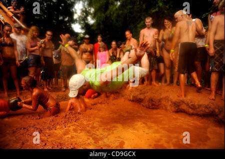 Samstag, 10. Juli 2010 bereitet EAST DUBLIN, GEORGIA - A Redneck Spiele Teilnehmer während des Wettbewerbs Bauchlandung in Buckeye Park während der Redneck Spiele in East Dublin, Georgia landen. Die Spiele begannen im Jahr 1996 als Parodie auf den Olympischen Spielen in Atlanta, Georgia zum Zeitpunkt festgehalten wurden. p Stockfoto