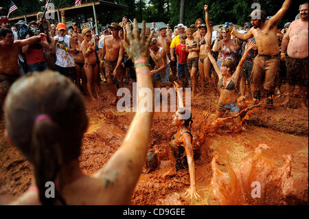 Samstag, 10. Juli 2010 EAST DUBLIN, GEORGIA - Redneck Spiele Teilnehmer jubeln während des Bauchlandung Contest am Buckeye Park während der Redneck Spiele in East Dublin, Georgia. Die Spiele begannen im Jahr 1996 als Parodie auf den Olympischen Spielen in Atlanta, Georgia zum Zeitpunkt festgehalten wurden. Teilnehmer wissensba- Stockfoto