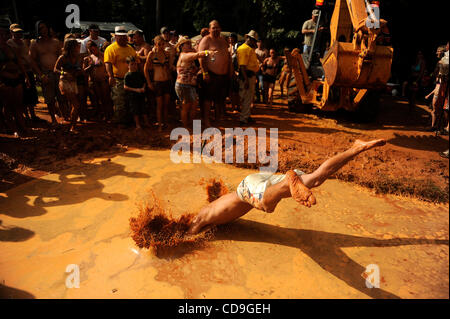 Samstag, 10. Juli 2010 EAST DUBLIN, GEORGIA - A Redneck Spiele Teilnehmer landet während des Bauchlandung Contest am Buckeye Park während der Redneck Spiele in East Dublin, Georgia. Die Spiele begannen im Jahr 1996 als Parodie auf den Olympischen Spielen in Atlanta, Georgia zum Zeitpunkt festgehalten wurden. Teilnehmer Stockfoto