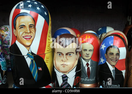 Traditionelle russische Matroschka Puppen mit Porträts von US-Präsident Barack Obama und Präsident von Russland Dmitry Medvedev. (Matroschka-Puppe mit Porträt von Mikhail Gorbachev ist zweite rechts). Stockfoto