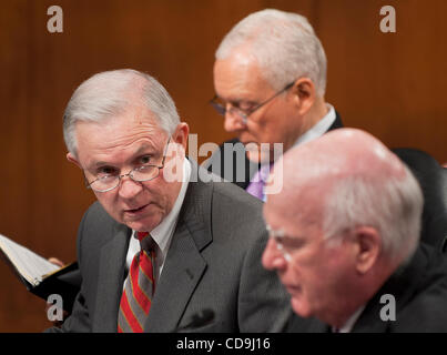 13. Juli 2010 fordert einen Einfluß auf seiner Abstimmung am Obersten Gerichtshof nominierte Elena Kagan - Washington, District Of Columbia, US - Senator Jeff Sessions (links) bei einem Treffen der Justizausschuss des Senats am Dienstag. Der Ausschuss verzögert seiner Abstimmung am Obersten Gerichtshof nominierte Elena Kagan für eine Woche auf die requ Stockfoto