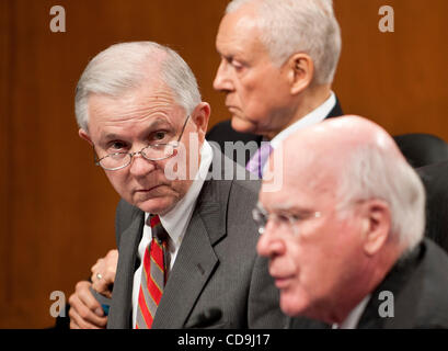 13. Juli 2010 hört - Washington, District Of Columbia, US - Senator Jef Sessions als Senat Justiz Committee Chairman Senator Patrick Leahy Stimmen Unmut für Sitzungen Anforderung für einen Einfluß auf die Abstimmung am Obersten Gerichtshof nominierte Elena Kagan während eines Treffens der Justizausschuss des Senats Stockfoto